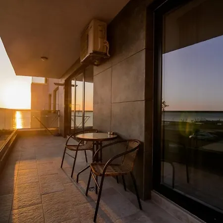 Astoria Lake Apartment *